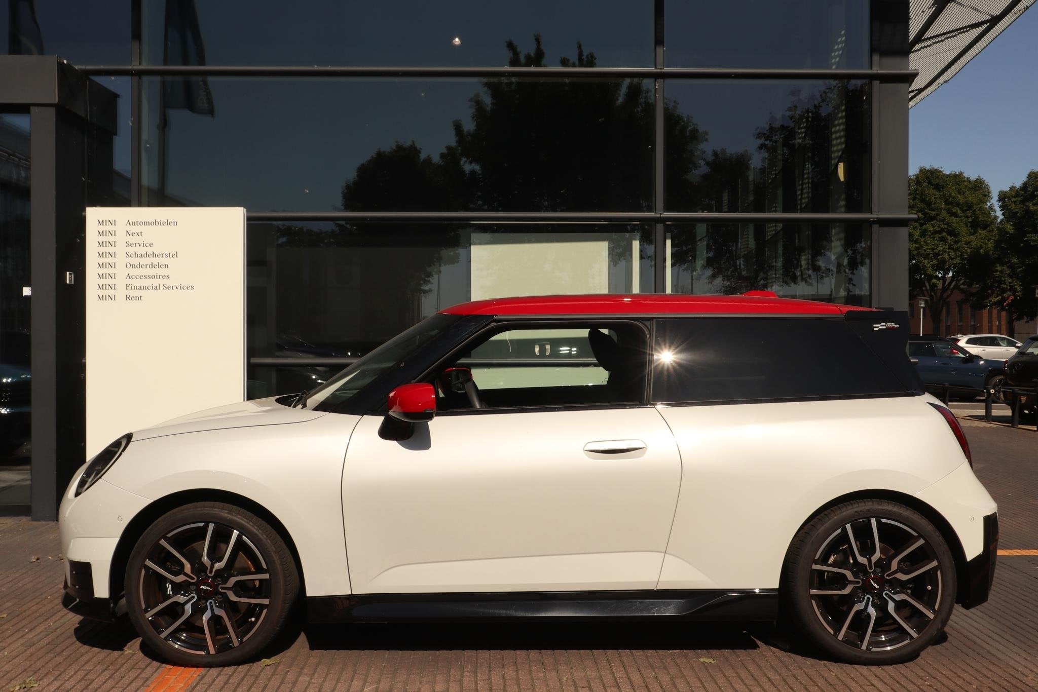 MINI 3-Deurs Cooper SE | John Cooper Works uitvoering | Pakk, Gebruikt, Zwart, Met garantie (alle), 4 stoelen
