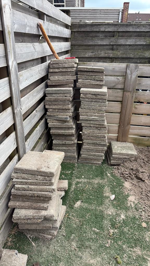Circa 60 tegels gratis af te halen, Ophalen, Gebruikt, Beton, Terrastegels