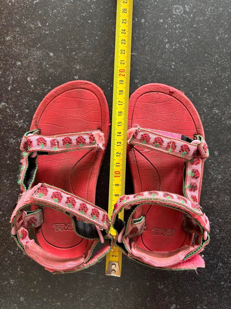 Teva kindersandalen maat 18-19 met aardbeiprint, Kinderen en Baby's, Gebruikt, Meisje, Overige typen, Ophalen of Verzenden