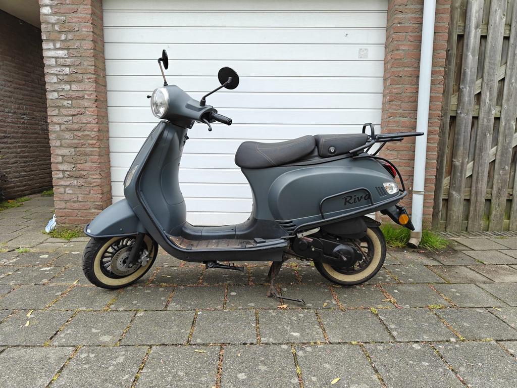 Riva Scooter - Matgrijs - Goede staat, Fietsen en Brommers, Snorfietsen en Snorscooters, Zo goed als nieuw, Overige merken, Benzine
