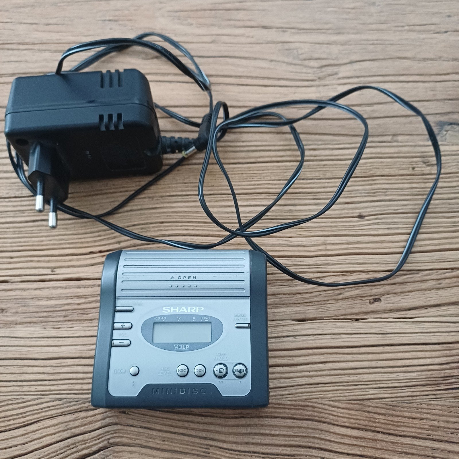 Te koop Sharp minidisc player met 19 minidiscs, Ophalen