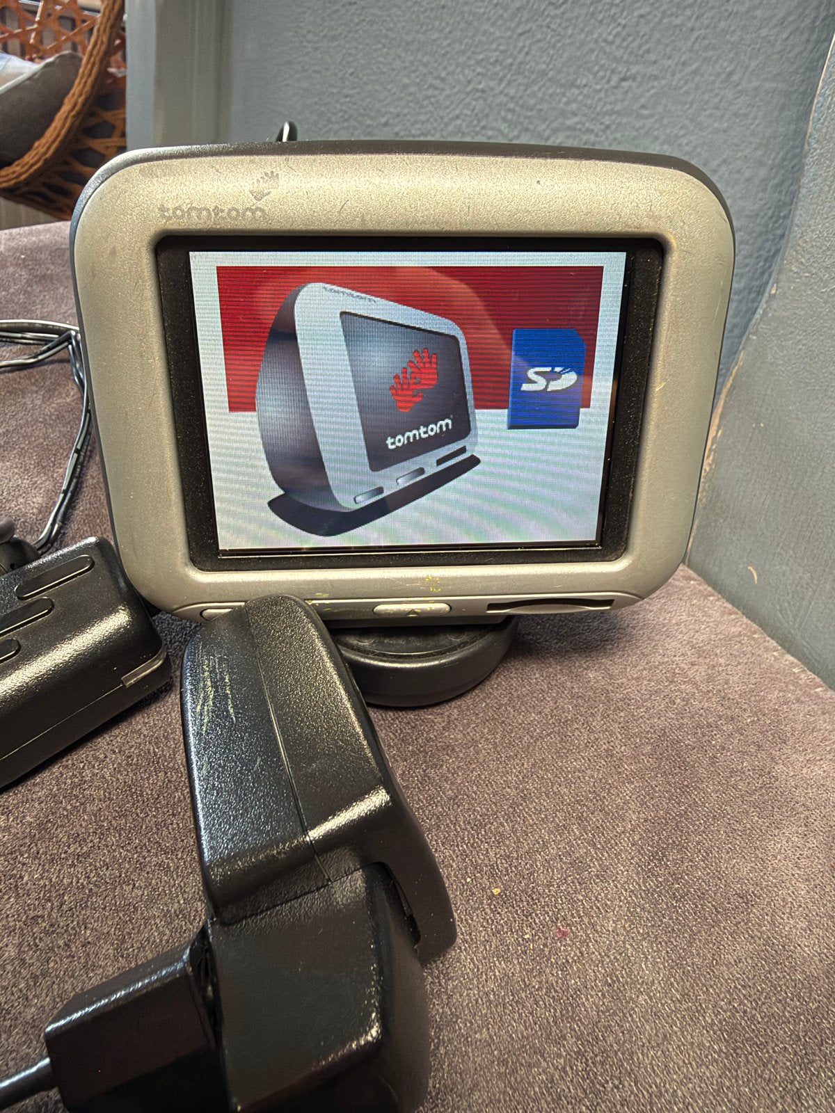 TomTom GO (4D0.001) Navigatiesysteem met oplader, Ophalen of Verzenden, Gebruikt