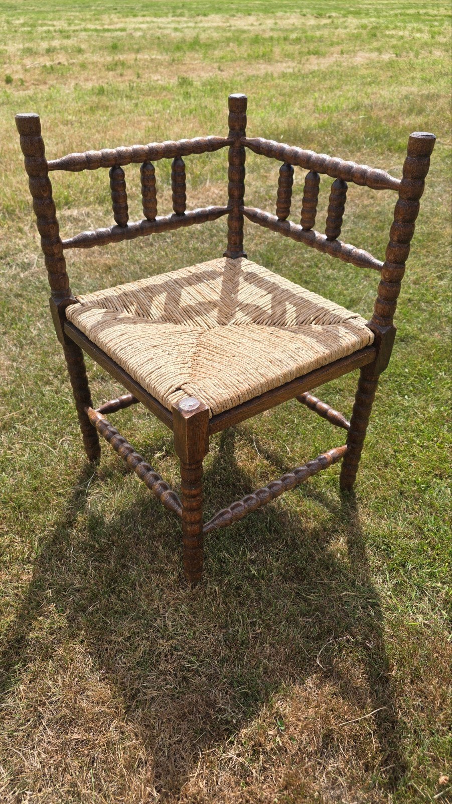 Antieke Bobbin hoekstoel eiken met biezen zitting, Antiek en Kunst, Antiek | Meubels | Stoelen en Banken, Ophalen of Verzenden