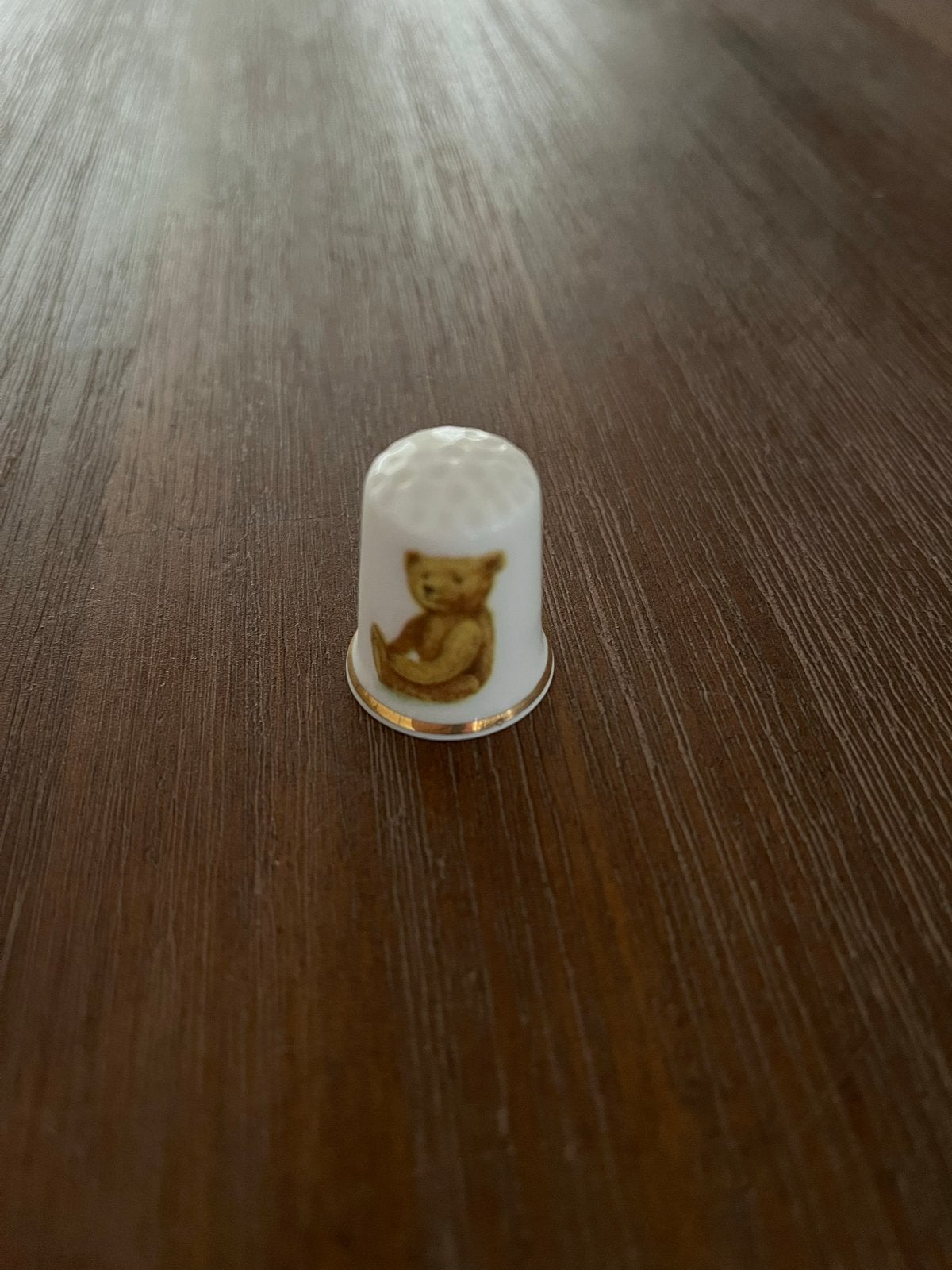 Porseleinen vingerhoedje met teddybeer decoratie, Verzamelen, Ophalen, Zo goed als nieuw, Porselein, Nederland