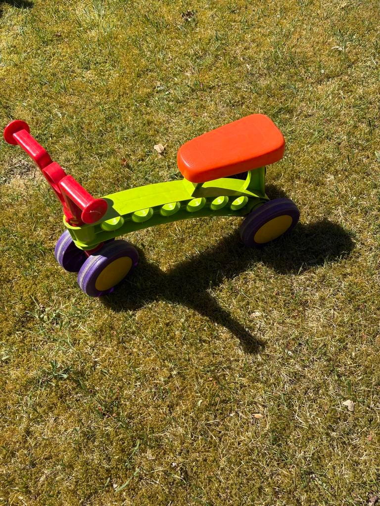 Kleurrijke loopfiets voor peuters - Groen, rood, oranje, Kinderen en Baby's, Speelgoed | Buiten | Voertuigen en Loopfietsen, Gebruikt