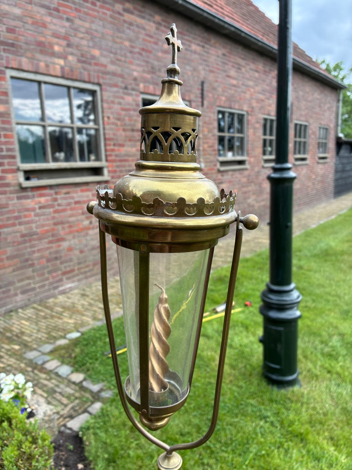 Antieke koperen processie lamp op stok met origineel glas, Ophalen