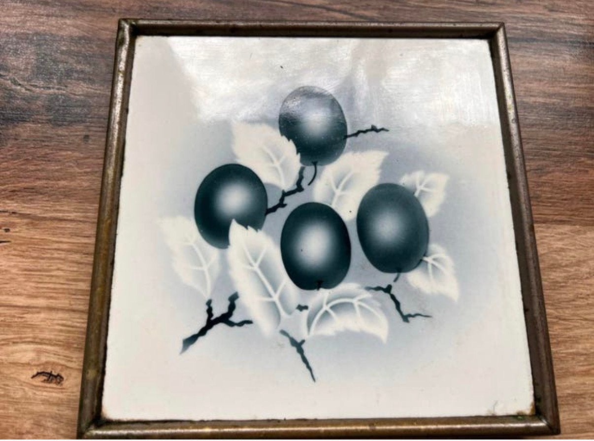 Antieke onderzetter, vruchten, porselein met metalen rand op, Antiek en Kunst, Ophalen of Verzenden
