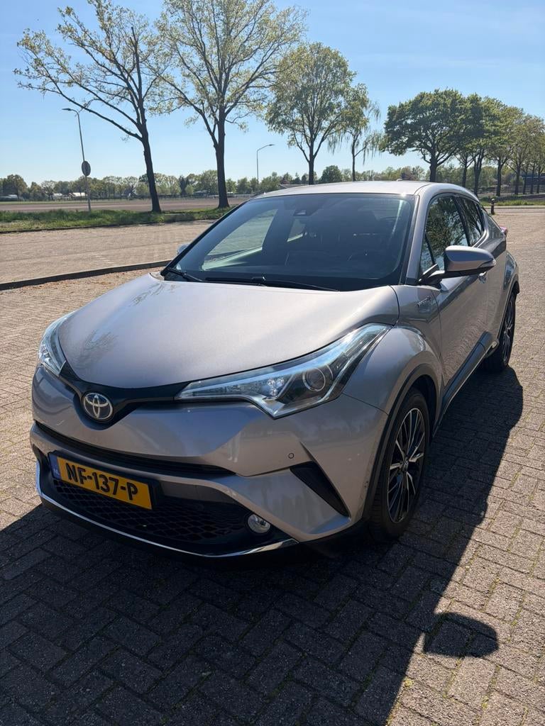 Toyota C-HR 1.8 Hybrid 122pk CVT 2017 Grijs, Auto's, 725 kg, 4 cilinders, 75 €/maand, 26 km/l