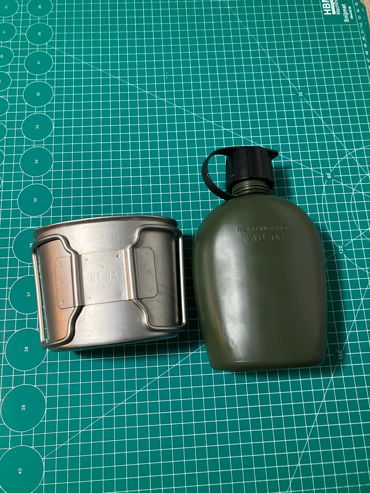Militaire veldfles met beker - Leger uitrusting, Ophalen of Verzenden, Overige soorten, Overige gebieden, Overige typen