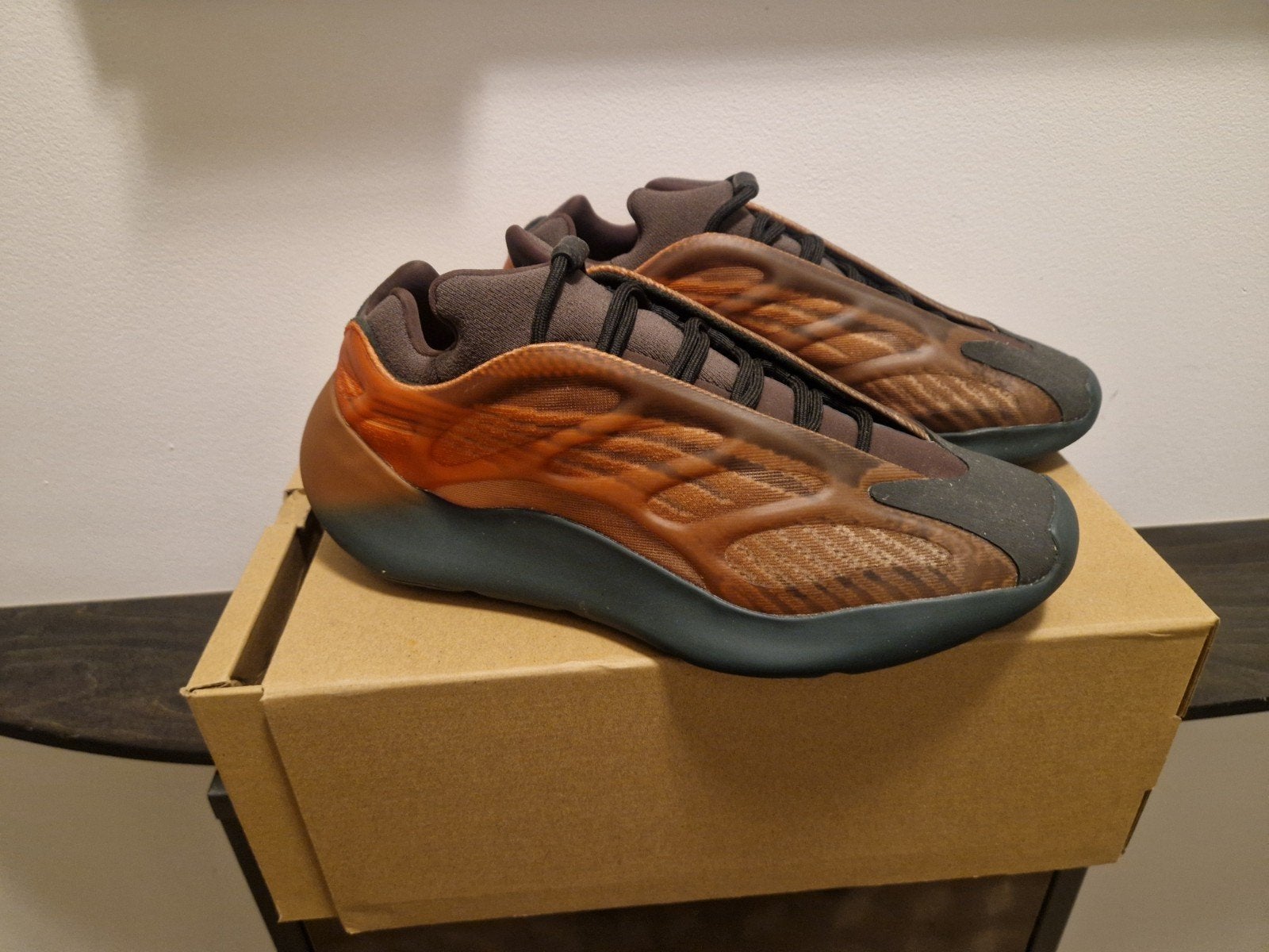Yeezy 700 V3 Copper Fade - Maat 44, Kleding | Heren, Schoenen, Bruin, Ophalen of Verzenden, Adidas Yeezy, Sneakers of Gympen