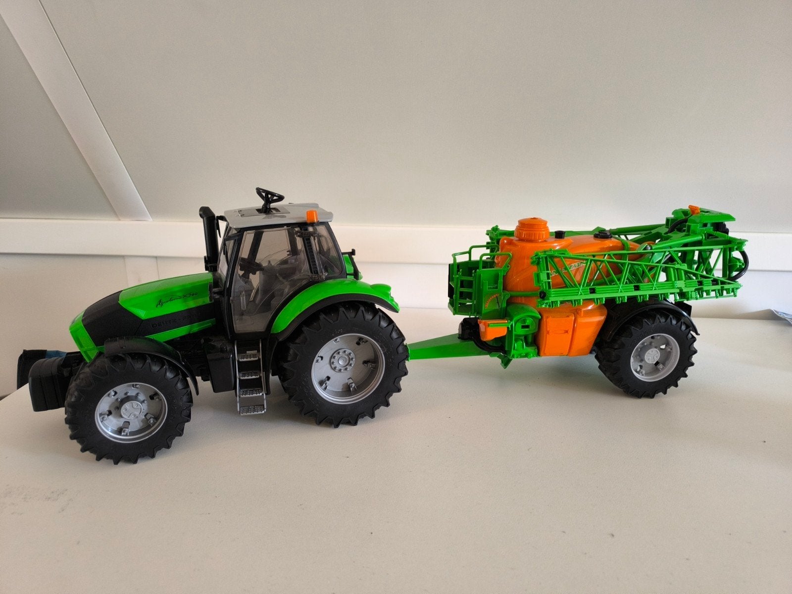 Bruder John Deere trekker met veldsproeier (2207), Ophalen, Zo goed als nieuw