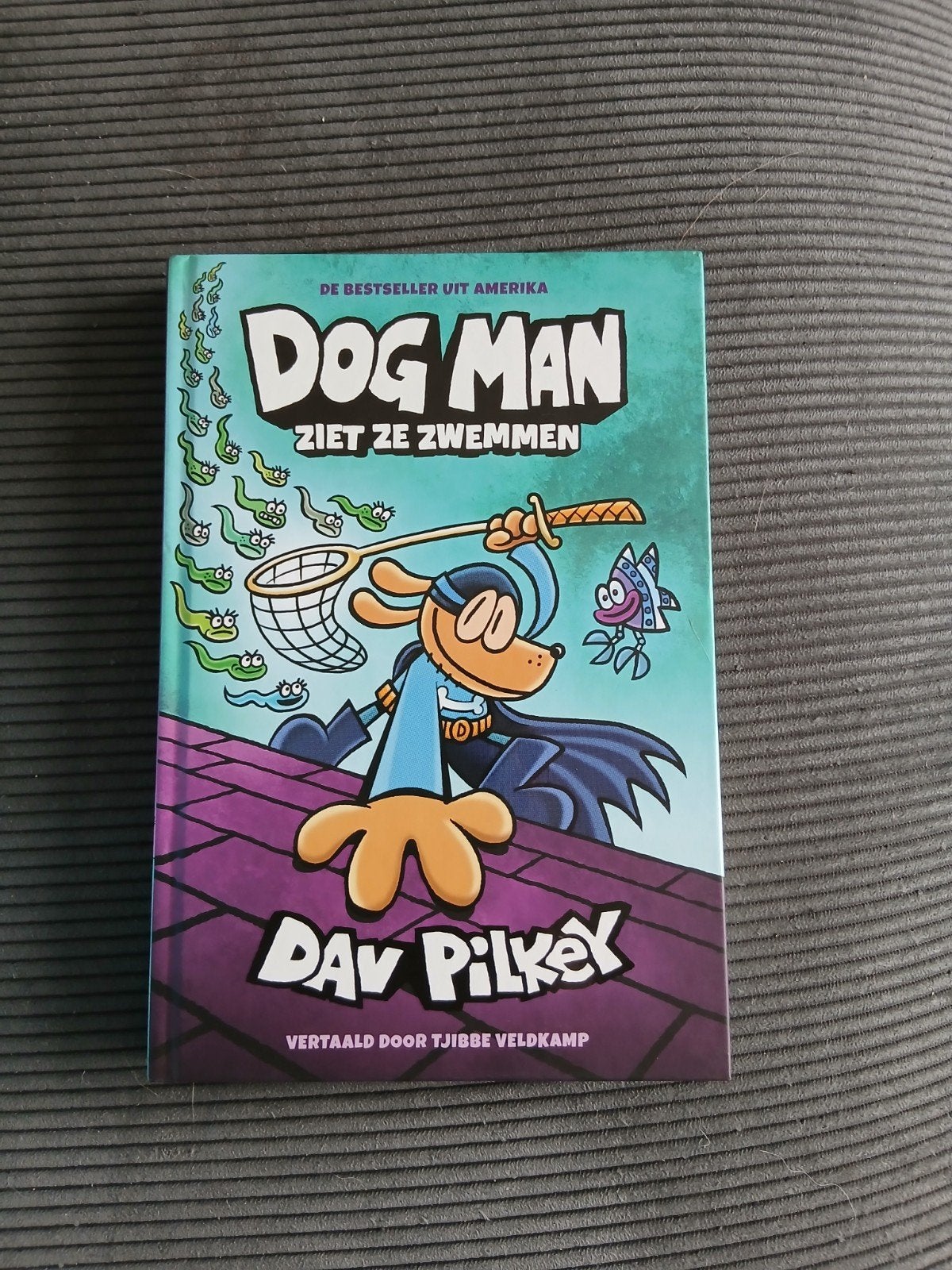 Dog Man: Ziet Ze Zwemmen - Dav Pilkey (Zo goed als nieuw), Ophalen of Verzenden, Zo goed als nieuw, Dav Pilkey, Fictie