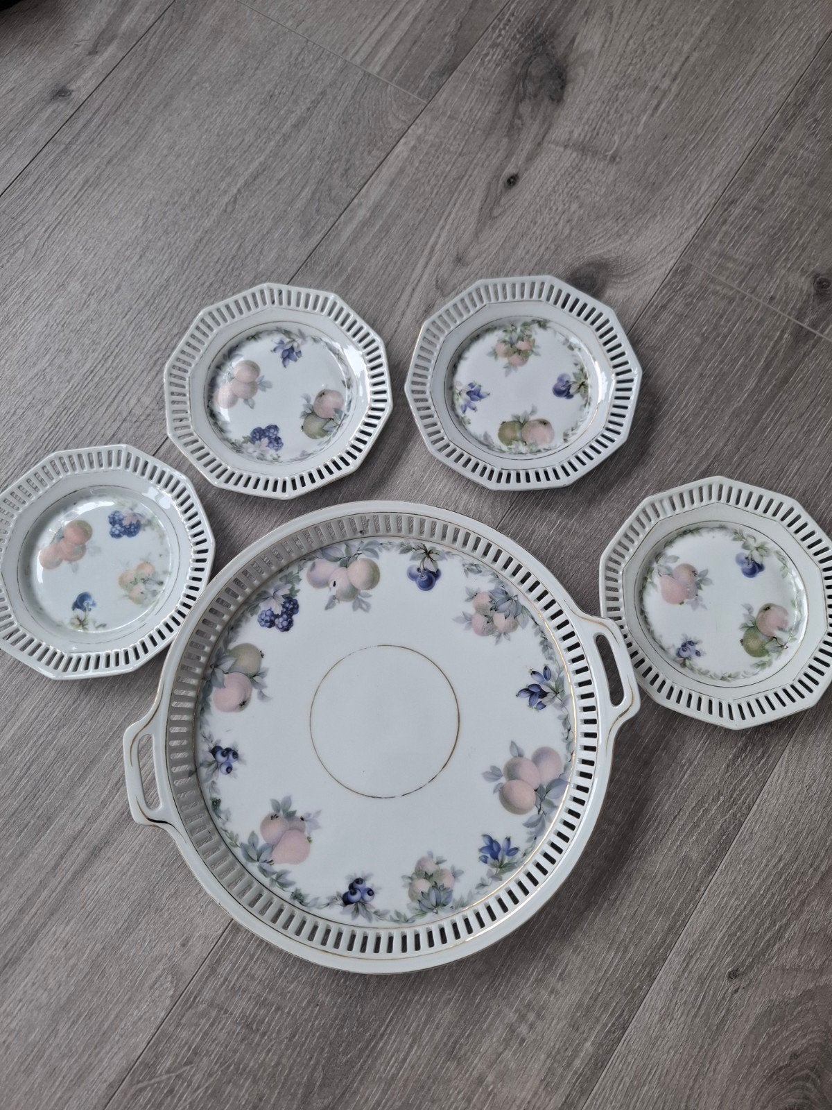 Brocant gebakset gebakstel  met 4 high tea servies bordjes, Ophalen