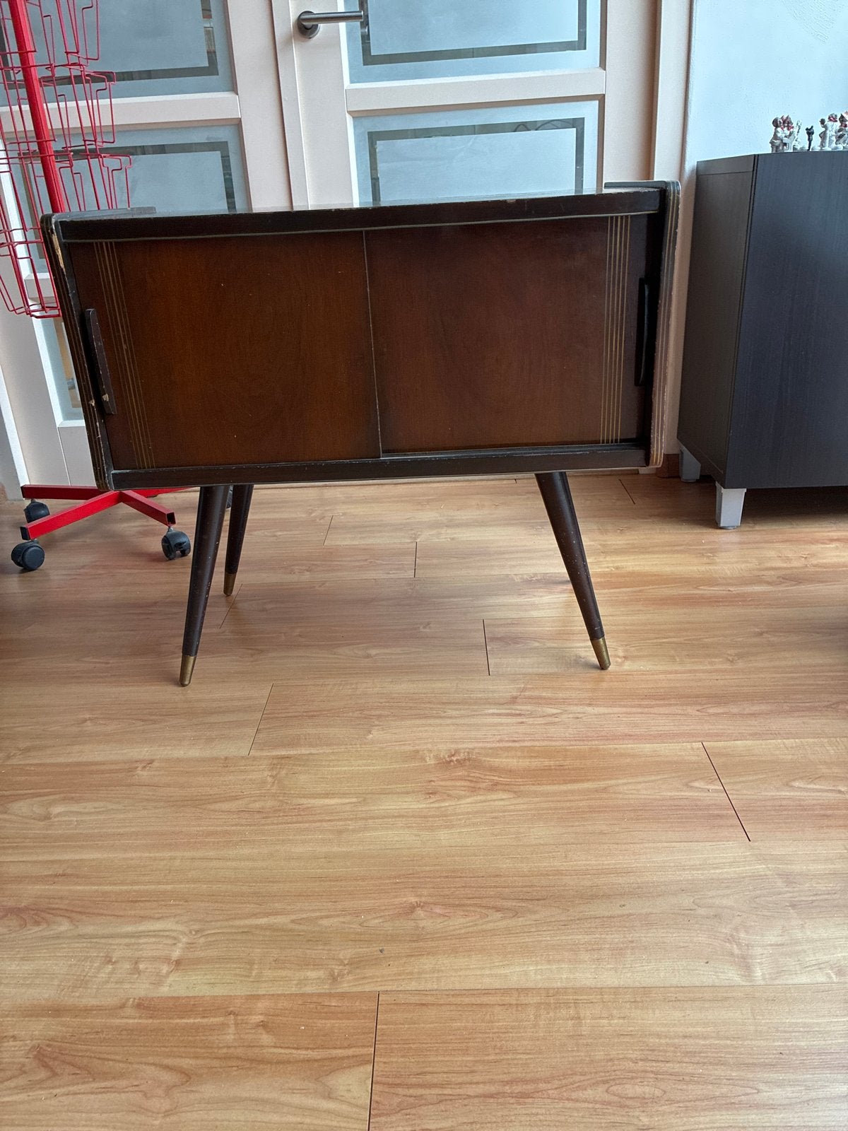 Vintage Bijzettafel met Schuifdeuren en Taps Toelopende Pote, Ophalen