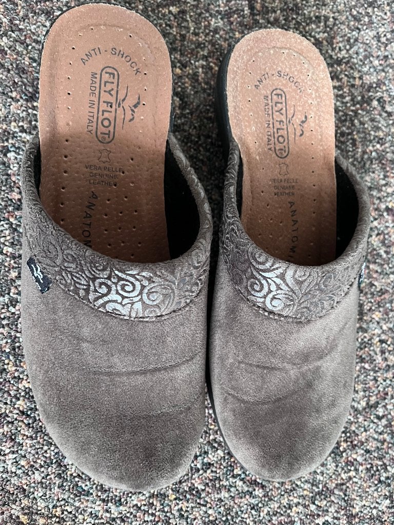 Grijze pantoffels antishock FlyFlot met hak maat 39, Zo goed als nieuw, FlyFlot, Ophalen of Verzenden, Pantoffels of Sloffen