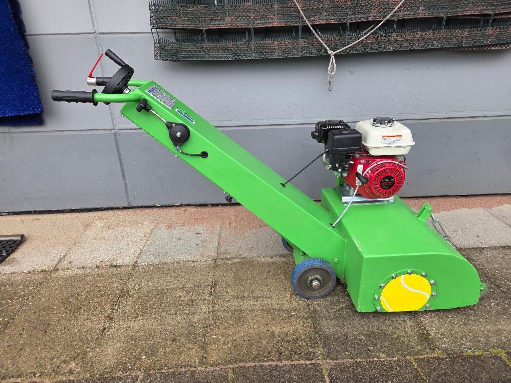 Borstelmachine voor Kunstgras Padel- en Tennisbanen., Tuin en Terras, Ophalen, Zo goed als nieuw, Green Venus