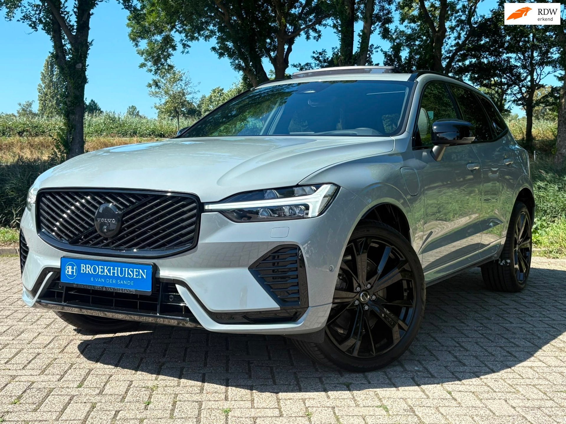 Volvo XC60 2.0 T8 Plug-in hybrid AWD Ultra Black Edition NW, Auto's, Automaat, Dealer onderhouden, Gebruikt, Zwart