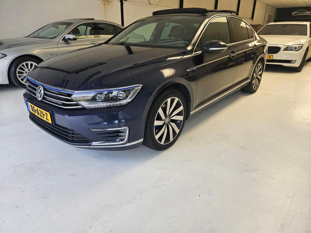 Volkswagen Passat 1.4 TSI GTE Virtual cockpit Panoramadak, Gebruikt, Adaptive Cruise Control, Hybride Elektrisch/Benzine, 1600 kg