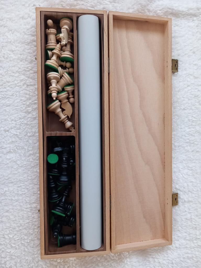 Houten schaakset met opgerold schaakbord in kist, Ophalen of Verzenden, Zo goed als nieuw, Schaken