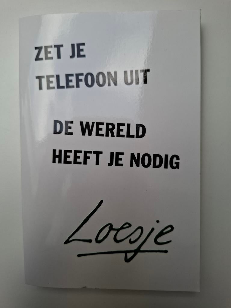 Loesje: Zet je telefoon uit, de wereld heeft je nodig, Boeken, Humor, Ophalen of Verzenden, Nieuw, Loesje