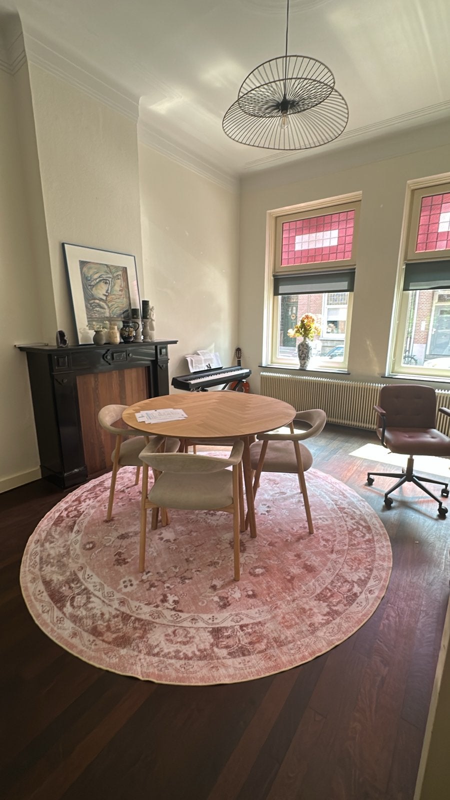 Ronde eettafel met vier stoelen, Huis en Inrichting, Tafels | Eettafels, Ophalen, Gebruikt, 100 tot 150 cm, Rond