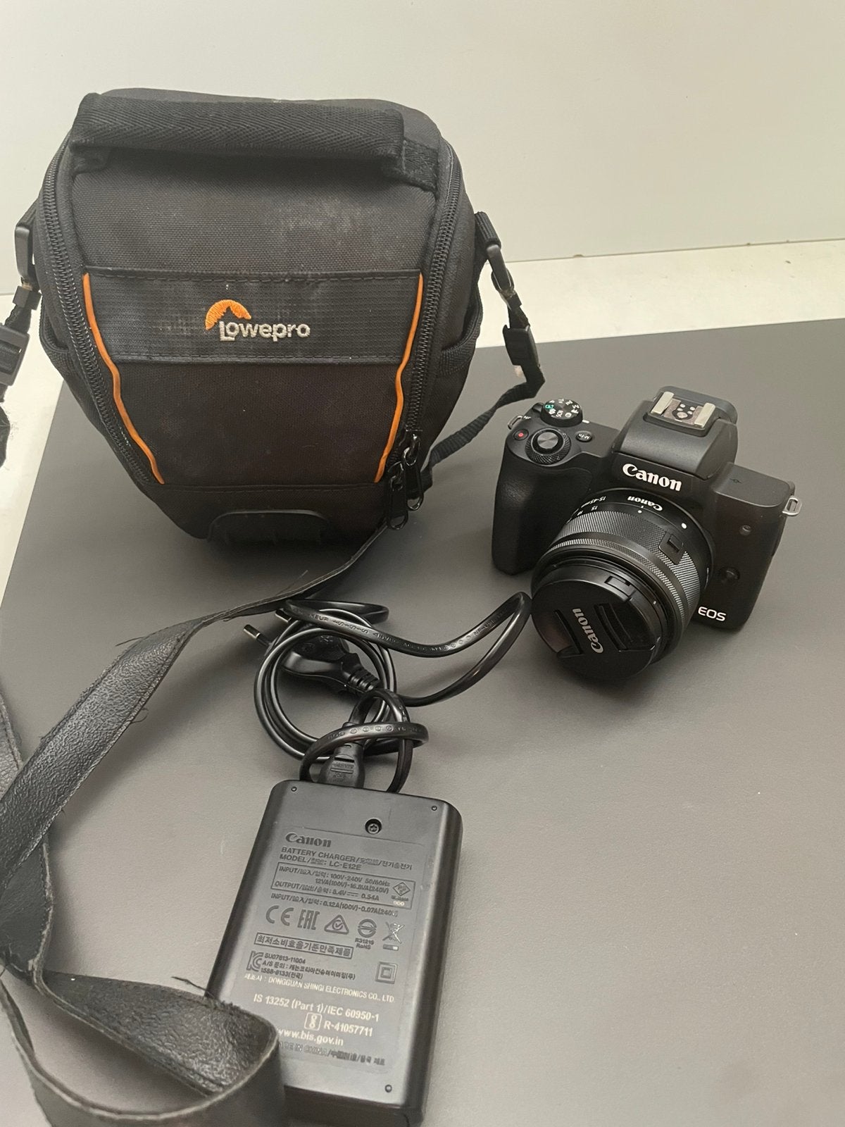 zwarte Canon EOS M50, goede staat met battery charger en tas, Audio, Tv en Foto, Fotocamera's Digitaal, Ophalen of Verzenden, Zo goed als nieuw