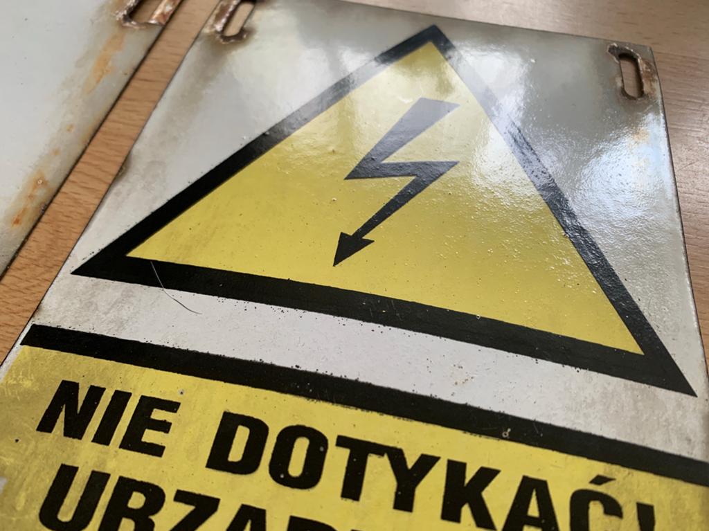 2x emaille bordje schildje hoospanning, uit Polen, Verzamelen, Ophalen of Verzenden, Gebruikt, Reclamebord