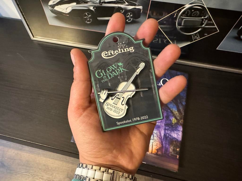 Efteling Spookslot Glow in the Dark Viool Pin, Ophalen of Verzenden, Nieuw, Button of Speldje