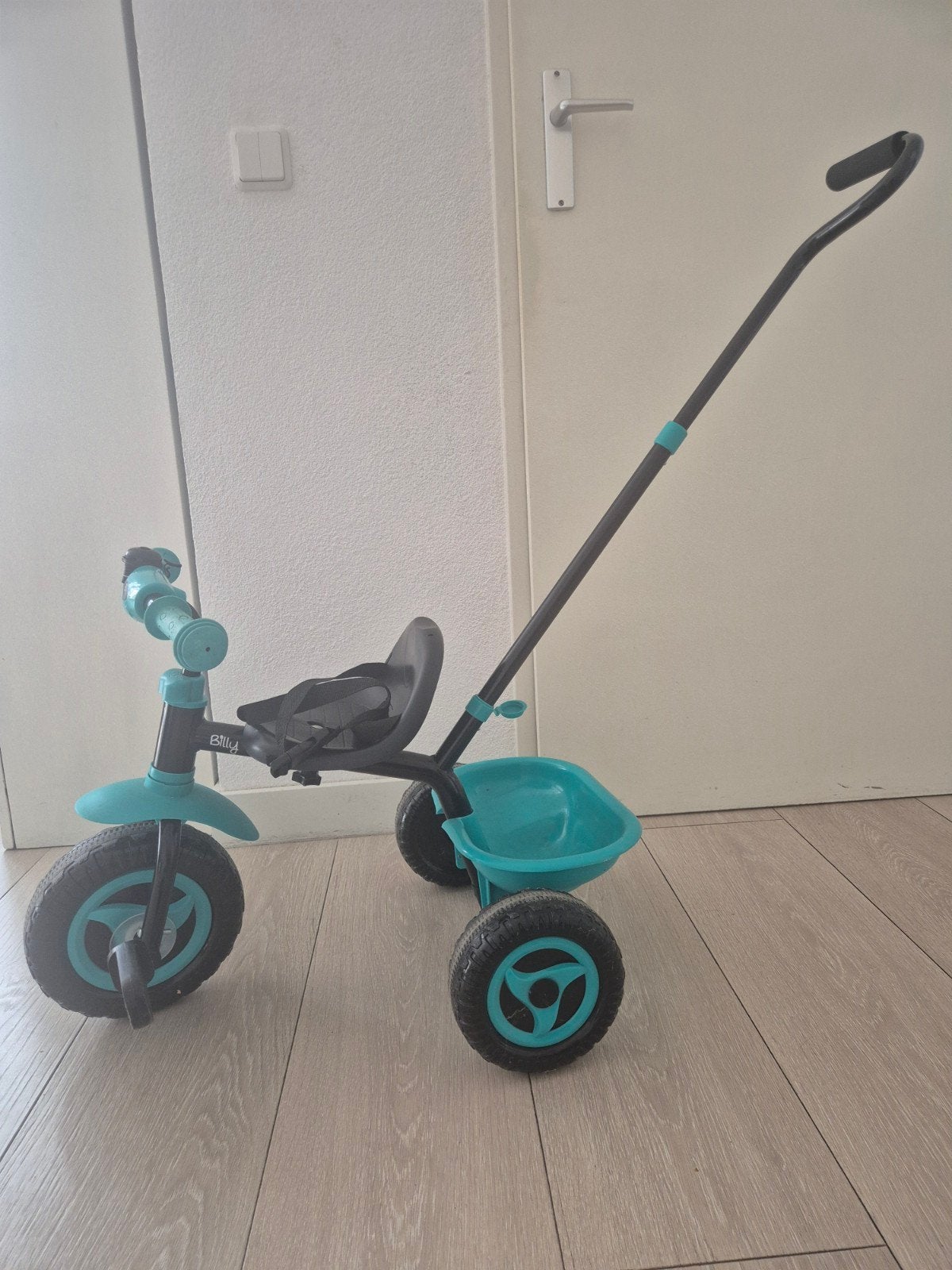 Kinderfiets driewieler met duwstang en veiligheidsgordel, Ophalen of Verzenden, Zo goed als nieuw, Billy, Duwstang
