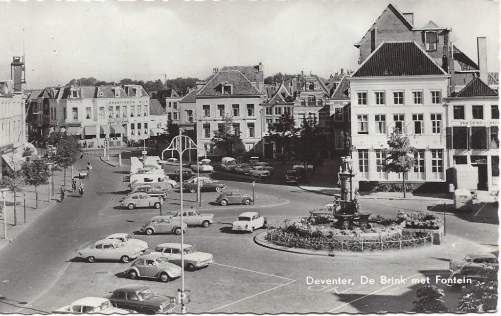 Deventer (Ov.) De Brink met Fontein, Auto's, gelopen, Ophalen of Verzenden, 1960 tot 1980, Gelopen, Overijssel