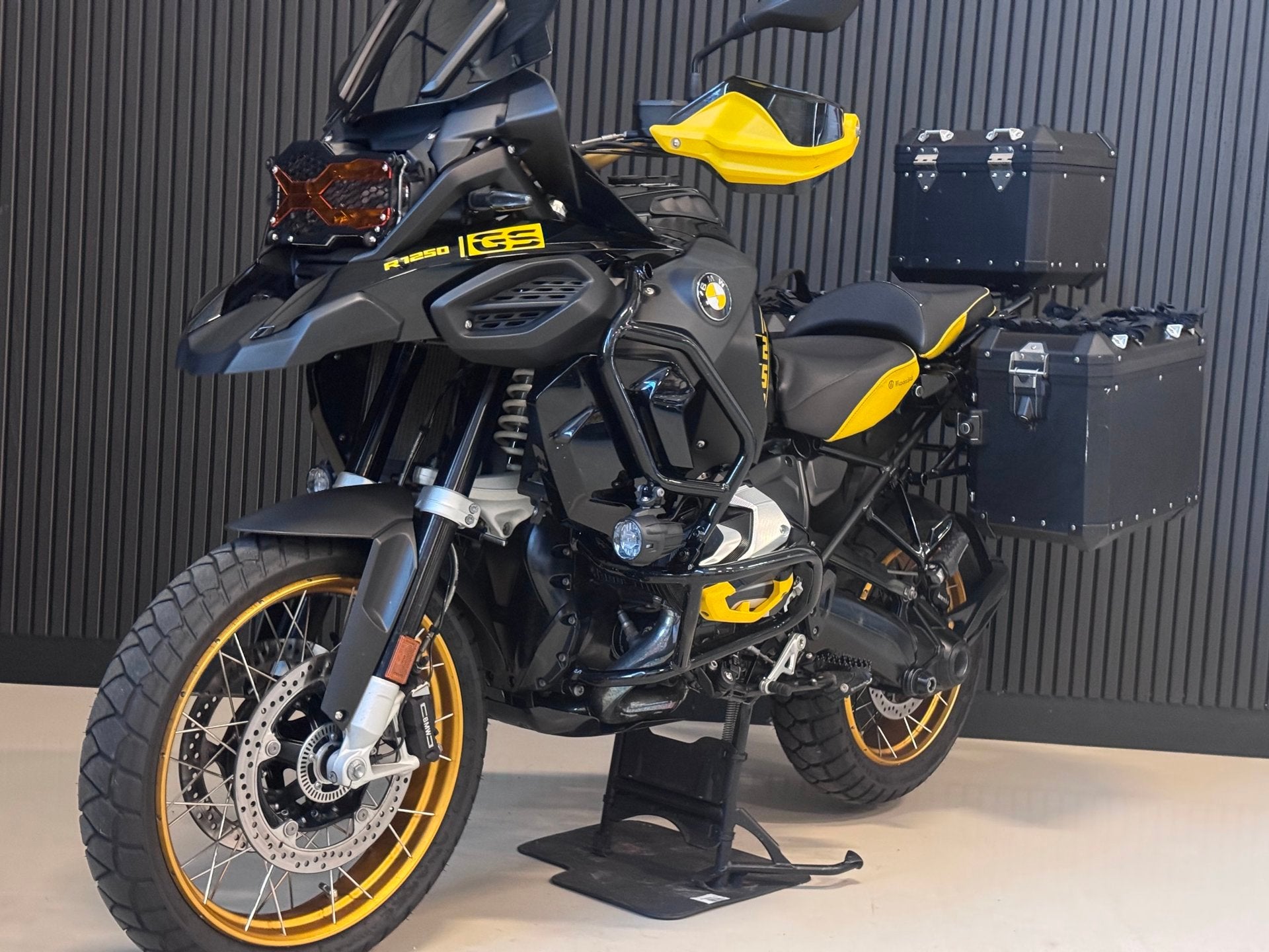 BMW All-Road R 1250 GS Adventure '40 Years' | AKRAPOVIC | Op, BMW@BMW.NL, 1254 cc, BMW
1234AB  Amsterdam, NL, Handvatverwarming