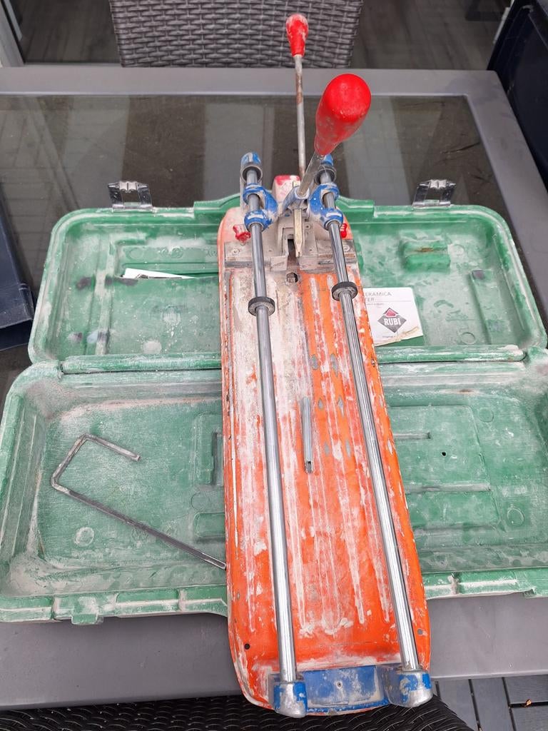 Rubi 40 tegelsnijder met 3 mesjes en koffer, Doe-het-zelf en Verbouw, Gereedschap | Handgereedschap, Ophalen of Verzenden, Gebruikt