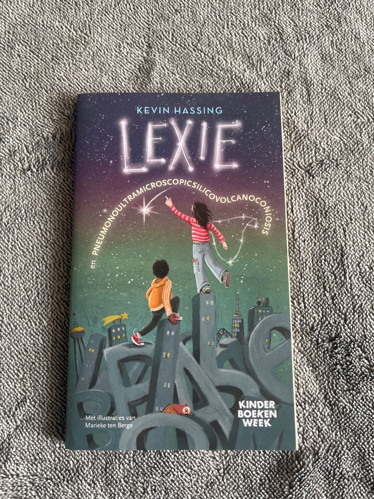 Lexie en Pneumonoultramicroscopicsilicovolcanoconiosis, Ophalen of Verzenden, Nieuw, Fictie