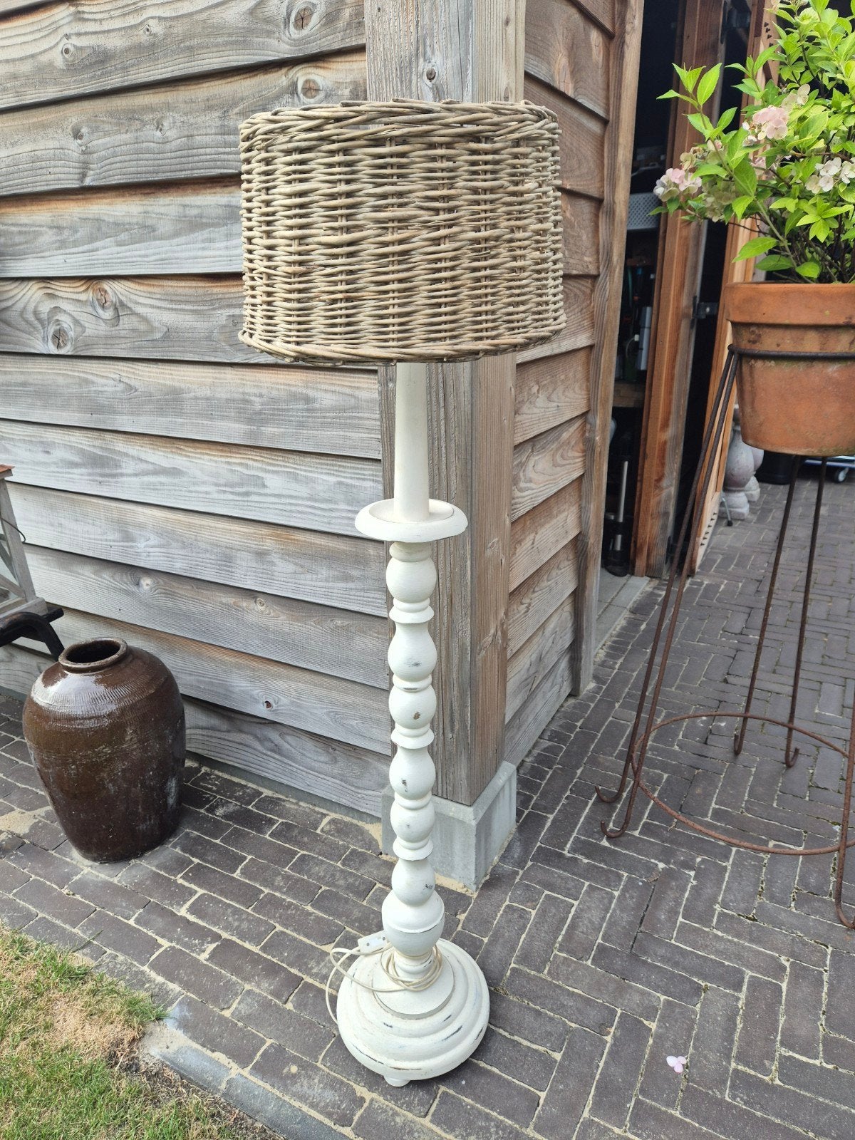 Landelijk Witte Vloerlamp met Rotan Kap, Ophalen, Gebruikt, Natuurlijk materiaal, Landelijk, Rustiek