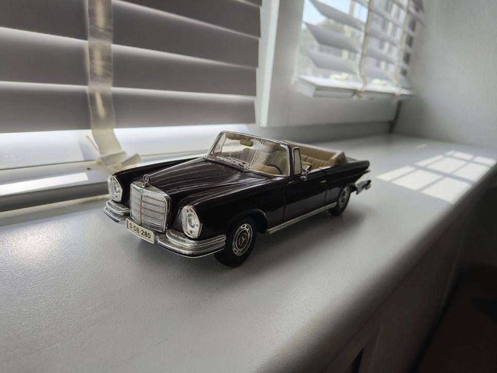 1:18 Mercedes-Benz 280 SE Cabriolet - Maisto, Hobby en Vrije tijd, Modelauto's | 1:18, Ophalen of Verzenden, Zo goed als nieuw
