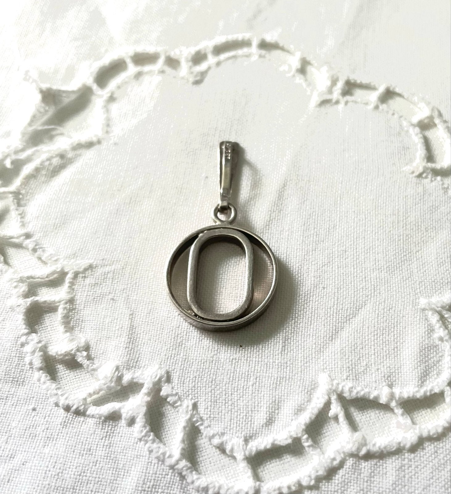 Zilveren Hanger Letter 'O' - Vintage Initial Sieraad, Ophalen of Verzenden, Gebruikt, Zilver, Overige voorstellingen