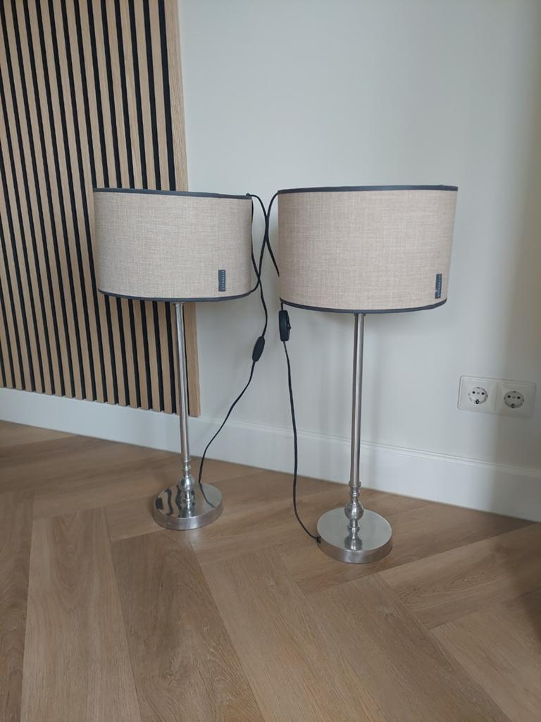 Te koop; 2 x RIVERDALE lampen met kappen, Huis en Inrichting, Ophalen, Bruin, Rond, Zo goed als nieuw