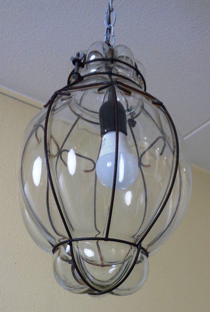 Glazen Venetiaanse hanglamp in metalen frame, Huis en Inrichting, Gebruikt, Vintage, Glas, E27 (groot)