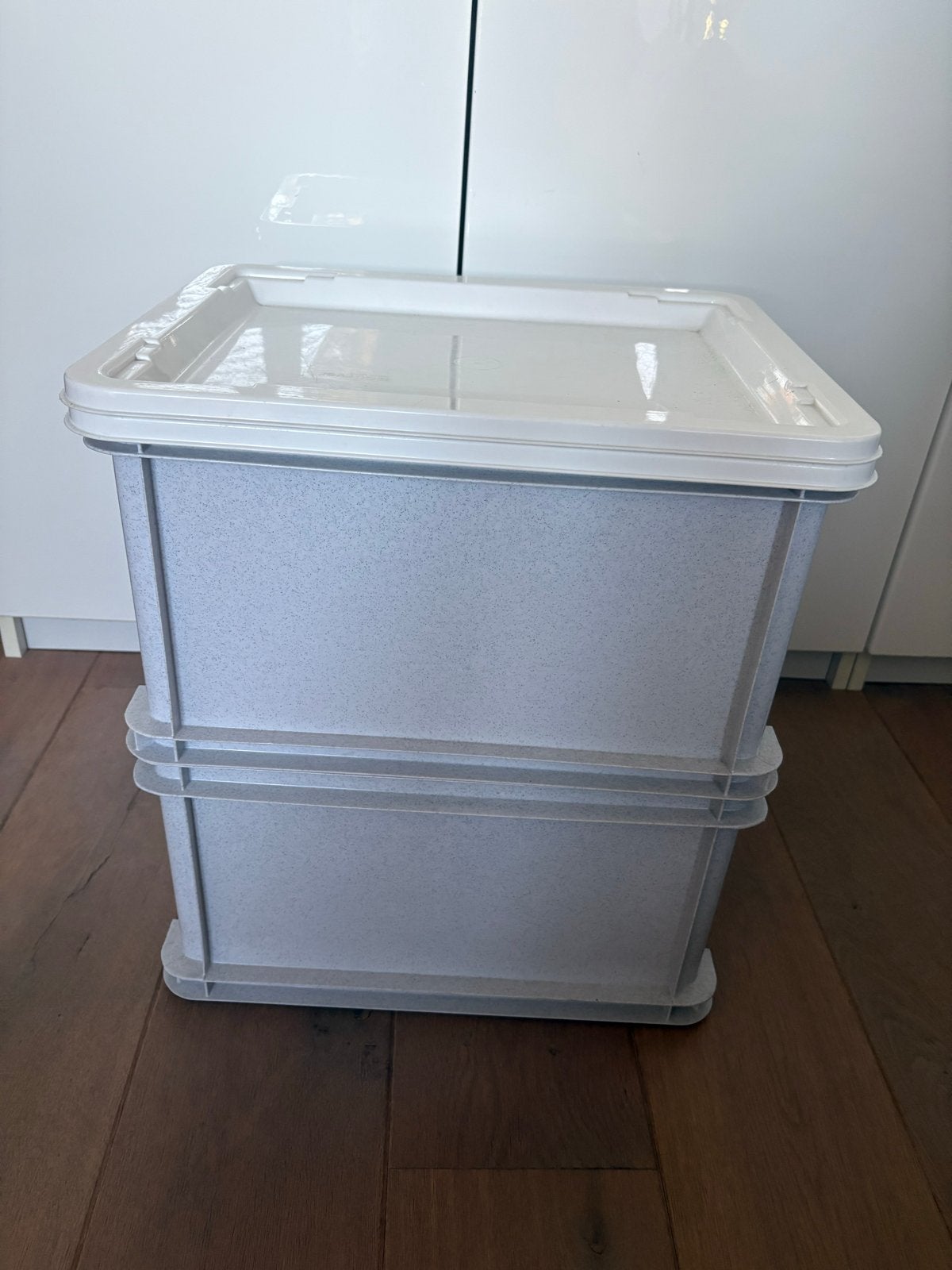 2x Curver grijze opstapelbare opbergdozen met wit deksel, Gebruikt, Ophalen of Verzenden, 5 – 50, Minder dan 50 cm