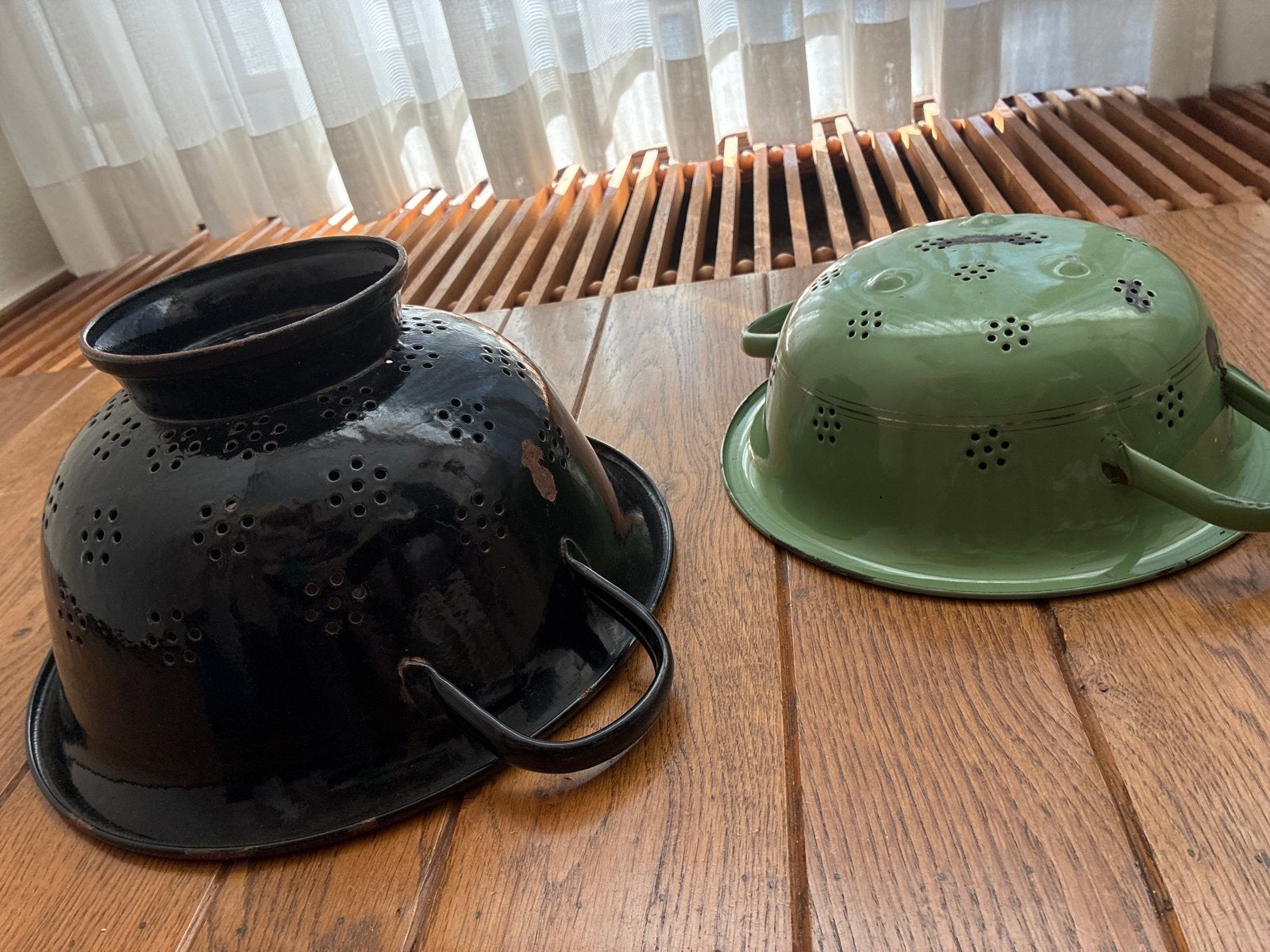 Vintage emaille vergieten - antieke set van 2 zwart en groen, Ophalen