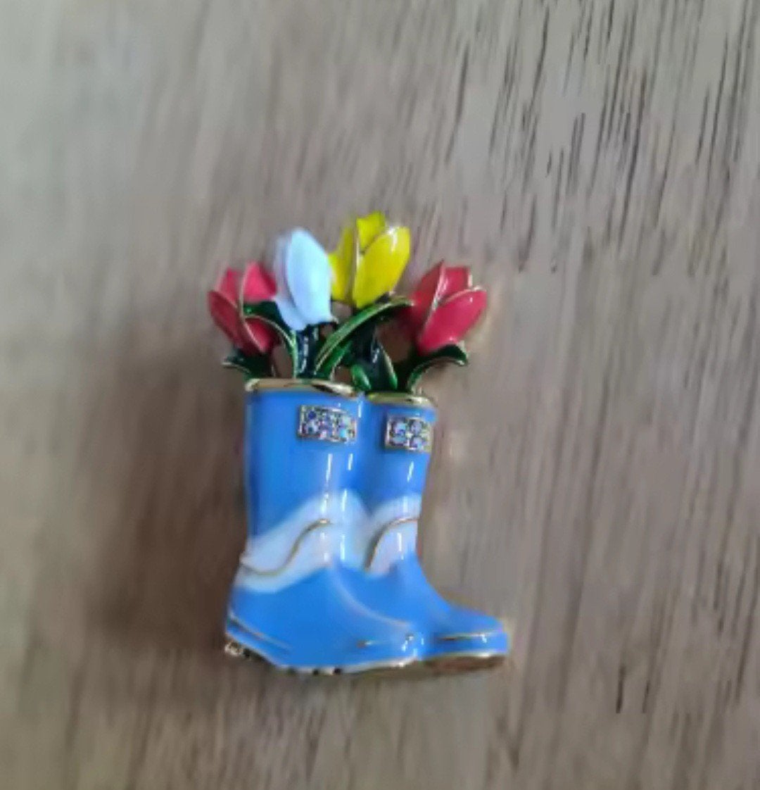 Nieuwe broche: Blauwe laarzen met tulpen, Overige materialen, 4 tot 7 cm, Blauw, Nieuw