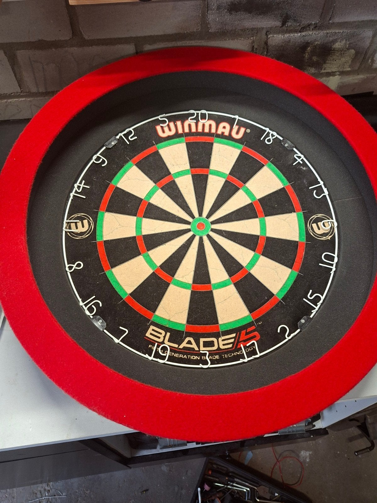 Winmau Blade 5 dartbord met surround en mat, Sport en Fitness, Ophalen, Gebruikt, Dartbord