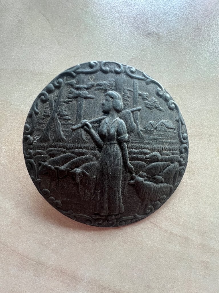 antieke tinnen reliefplaquette, Ophalen of Verzenden, Overige materialen, Broche
