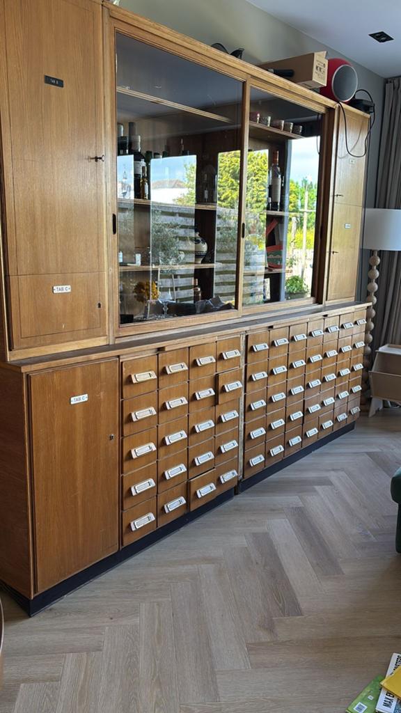 Vintage apothekerskast/laboratoriummeubilair vitrine ’50/’60, Huis en Inrichting, Kasten | Vitrinekasten, Ophalen, Gebruikt, Vintage retro notaris stijl