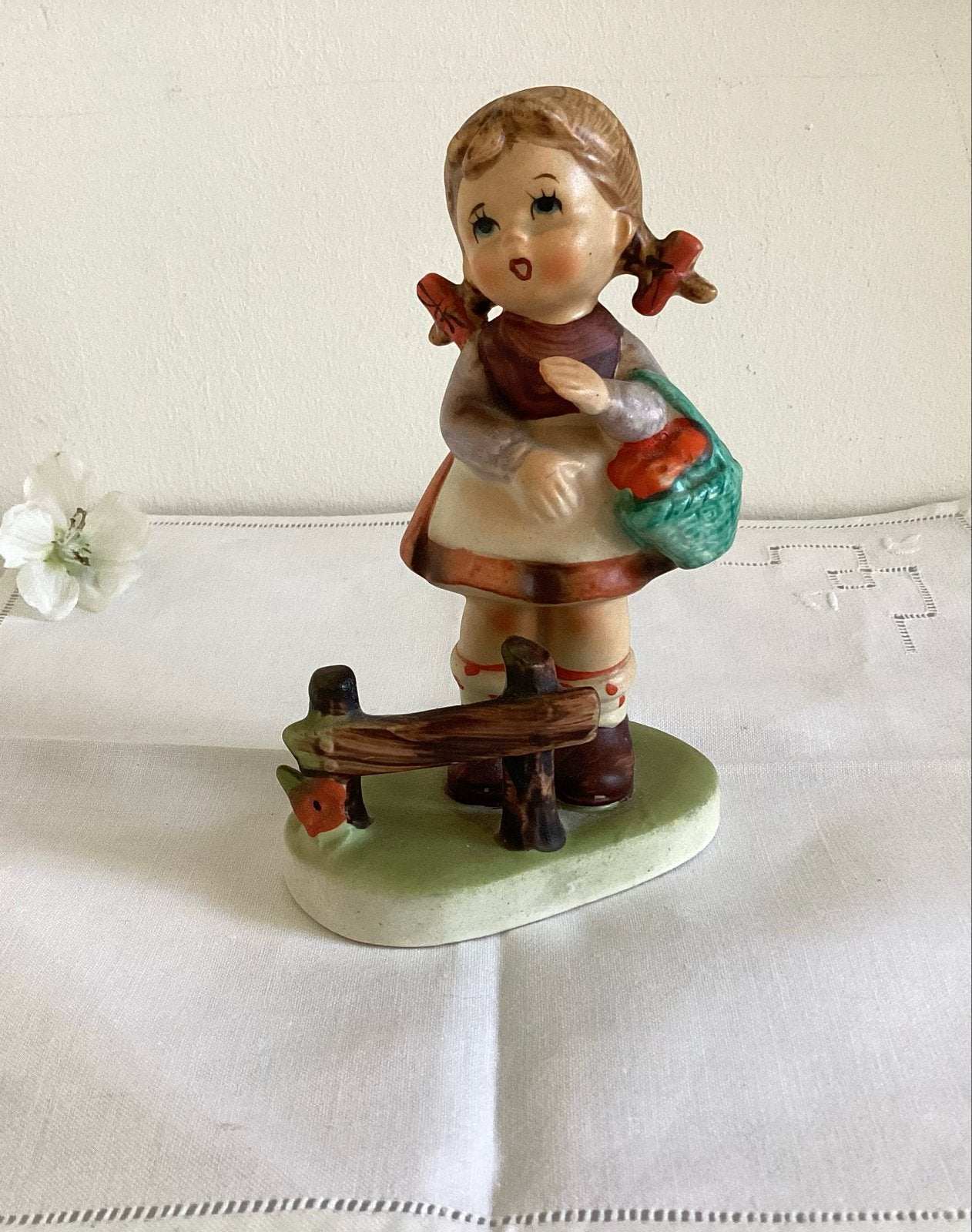 Vintage Hummel beeldje: meisje met mandje en hek, Verzamelen, Beelden en Beeldjes, Ophalen of Verzenden
