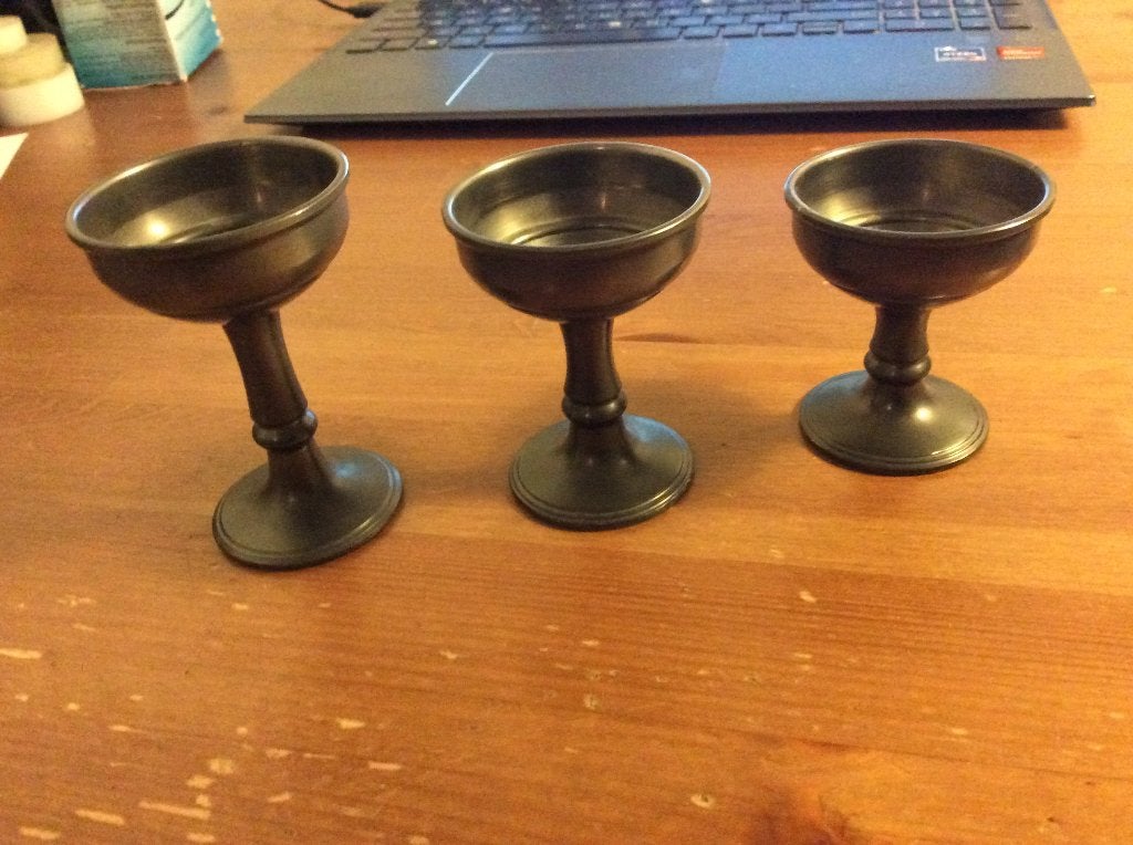 tinnen set van 3 F tain 94 % bekertjes / kandelaars op voet, Ophalen of Verzenden