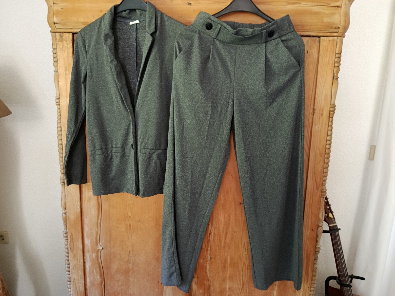 Dames kostuum JDY grijs. 10 euro.
Broek maat m, jasje maat s, Maat 38/40 (M), Ophalen of Verzenden, Zo goed als nieuw, Grijs