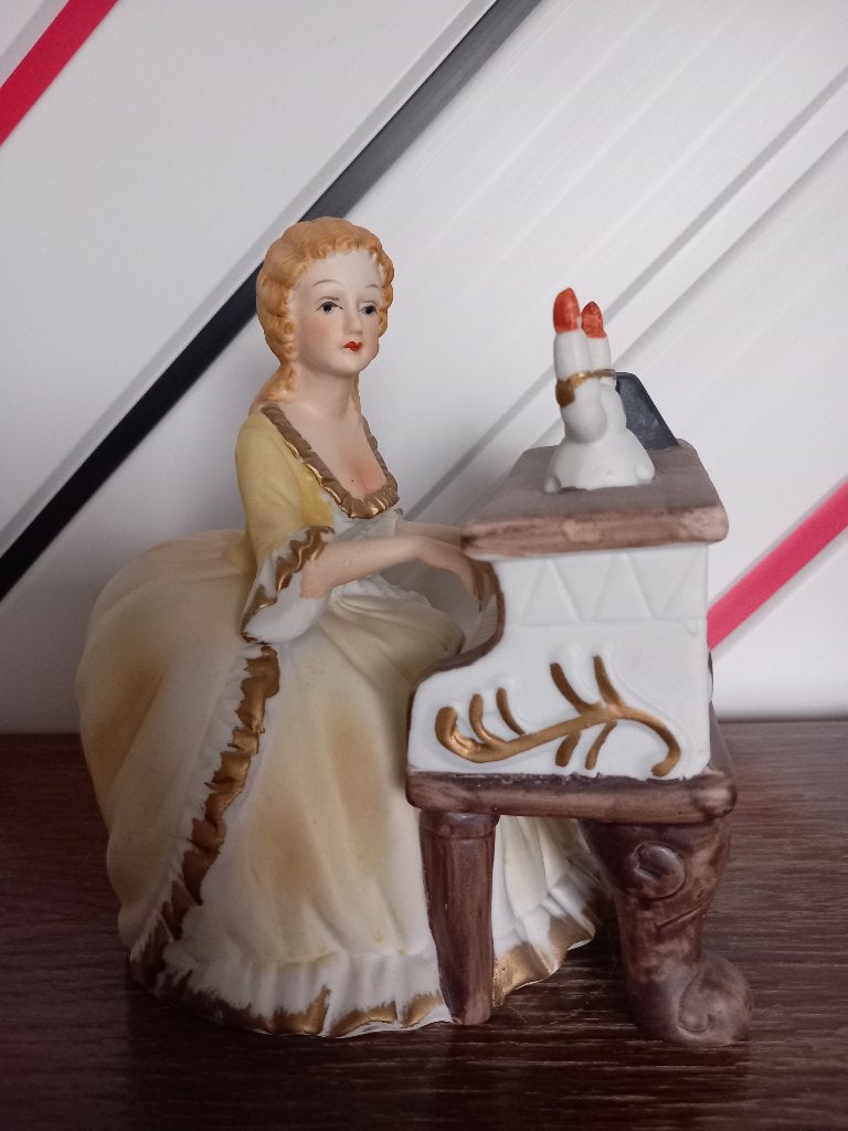 Vintage biscuit porselein beeldje van een pianiste, Verzamelen, Beelden en Beeldjes, Ophalen, Zo goed als nieuw, Mens