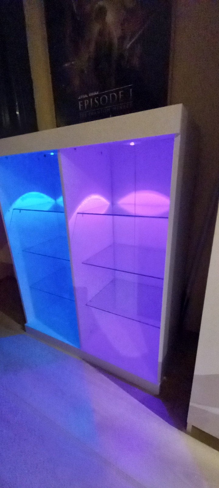vidaXL displaykast met oplaadbare LED-lampen en afstandsbedi, Met plank(en), 100 tot 150 cm, Zo goed als nieuw, Modern, Verlicht