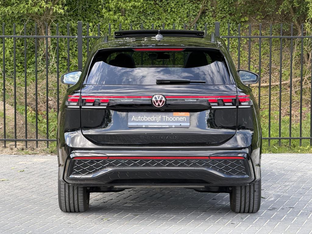 Volkswagen Tiguan 1.5 eHybrid R-Line | Trekhaak | Pano | H&K, Alcantara, Zwart, Bedrijf, SUV of Terreinwagen